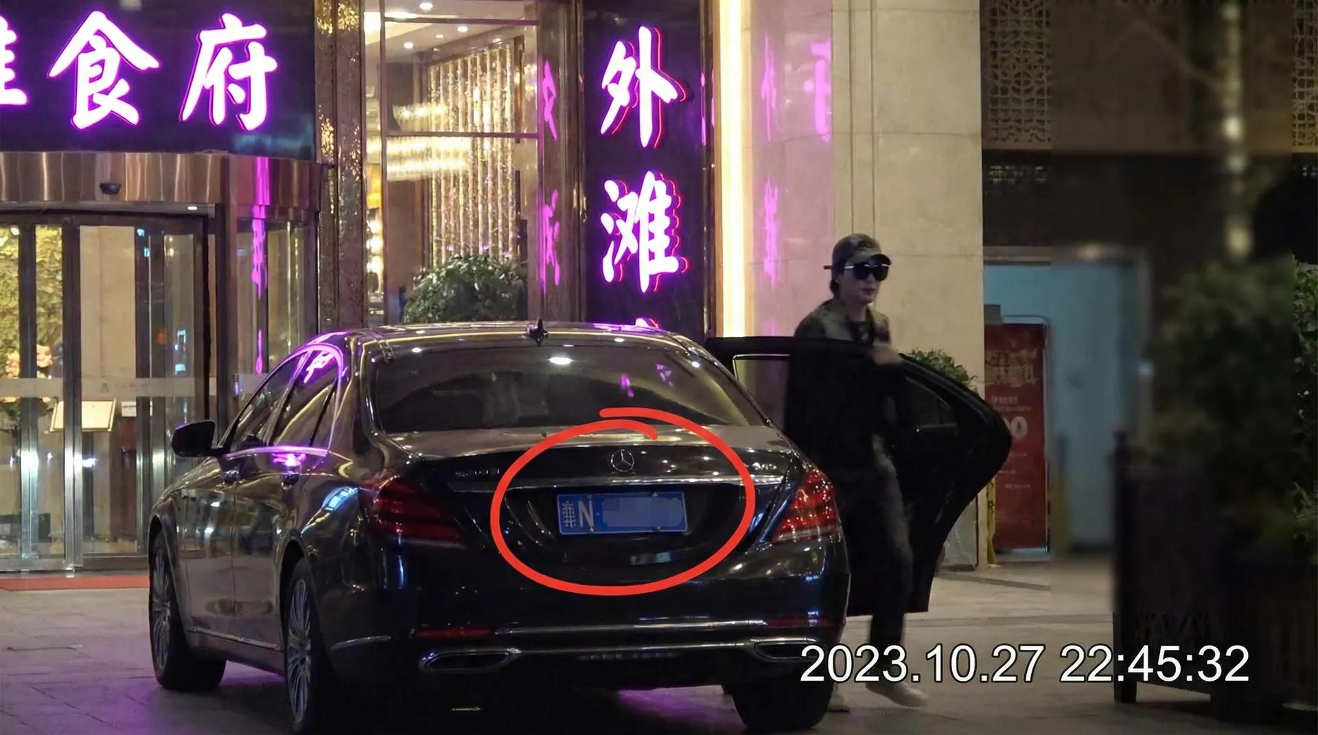 法国空姐 - 豪车餐厅外偷拍